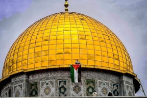 الاحتلال يزيل العلم الفلسطيني عن مصلى قبة الصخرة