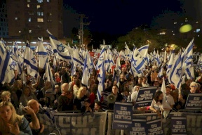 للأسبوع السادس عشر على التوالي.. عشرات الآلاف من الإسرائيليين يتظاهرون ضد "الإصلاحات القضائية"