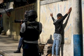 رجم أفراد يشتبه بانتمائهم إلى عصابات في هايتي وحرقهم أحياء