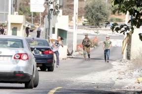 مستوطنون يغلقون حاجز "بيت إيل" ويُهاجمون مركبات المواطنين (فيديو)