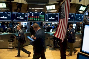  تراجع الأسهم الأمريكية في المستهل مع بدء اجتماع السياسة النقدية