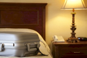 سائح صيني يجد نفسه نائما مع جثة تحت سريره في فندق!