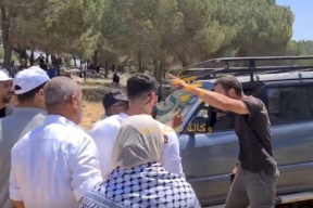 فيديو: مستوطن يشهر سلاحه بوجه الوزير مؤيد شعبان