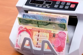 العراق يحظر التعامل بالدولار في الأسواق لدعم العملة الوطنية