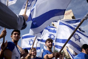القدس: آلاف المتطرفين يشاركون بـ"مسيرة الأعلام" واعتداء على صحافيين
