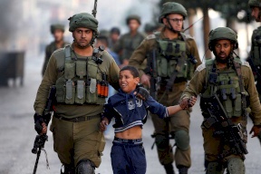 قوات الاحتلال تعتقل طفلاً من مخيم العروب