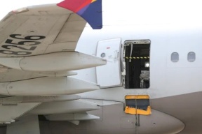 الراكب الذي فتح باب طائرة كورية جنوبية أثناء تحليقها علّل فعلته بشعوره بـ"الاختناق"
