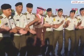 شاهد- الأمير العريس يرقص "الدحية"