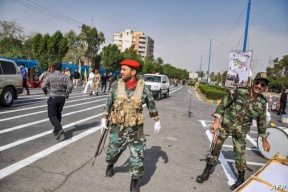 القوات الإيرانية تفتح النار على تظاهرة وسقوط جرحى