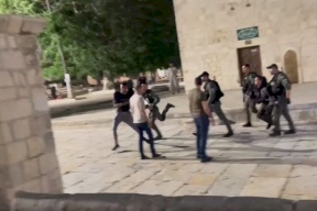 الاحتلال يعتقل شابين من داخل المسجد الأقصى بعد اقتحامه