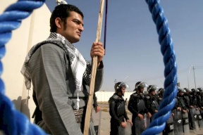 الإعدام لإيراني بتهمة قتل رجل دين