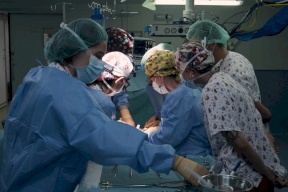 أطباء فرنسيون ينجحون في إجراء جراحة في الدماغ لجنين في بطن أمه