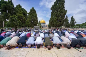 Tens of Thousands of Worshippers Perform Friday Prayer at Al-Aqsa