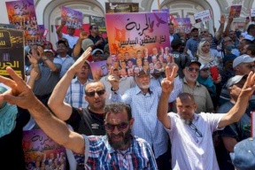 أنصار للمعارضة التونسية يتظاهرون للمطالبة بالإفراج عن سياسيين معتقلين