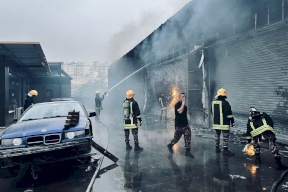 الدفاع المدني يخمد حريقاً في محل بيع وصيانة مركبات ببيتونيا (صور)