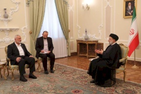 هنية يلتقي الرئيس الإيراني في طهران