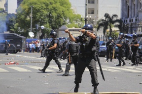 إصابات في اشتباكات مع الشرطة في الأرجنتين