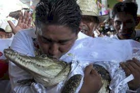رئيس بلدية في المكسيك يتزوّج من أنثى تمساح ضمن احتفالات تقليدية قديمة