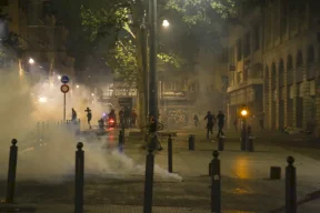 تراجع أعمال العنف في فرنسا والسلطات تحظر التجول الليلي في 20 مدينة