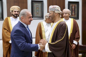 اشتية يستقبل وزير الخارجية العماني ويندد بجرائم الاحتلال