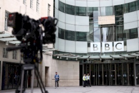 لندن تدعو "بي بي سي" للتحقيق في اتهام أحد مذيعيها بالتحرش