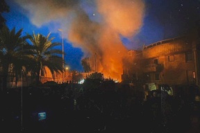 محتجون يضرمون النار في سفارة السويد ببغداد (فيديو)