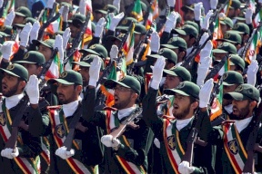 الحرس الثوري يتعهد الدفاع عن "وحدة" إيران مع بدء مناورات قرب الجزر الثلاث