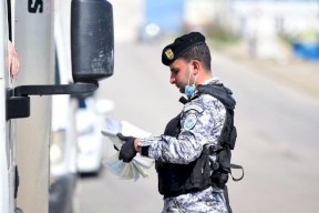منع حافلة إسرائيلية محملة بإطارات سيارات تالفة من دخول قلقيلية