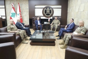 السفير دبور يبحث مع قائد الجيش اللبناني التطورات في عين الحلوة