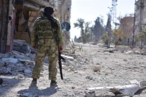 مقتل 26 جندياً في هجوم لتنظيم الدولة الإسلامية على حافلة عسكرية في شرق سوريا