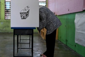 الماليزيون يختارون أعضاء مجالس ست ولايات في انتخابات تعد استفتاء على التأييد لأنور
