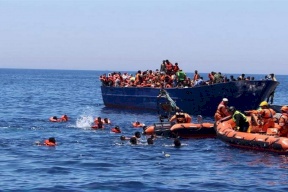 العثور على 14 مهاجراً وجثة رجل على جزيرة يونانية صغيرة بعد غرق زورقهم