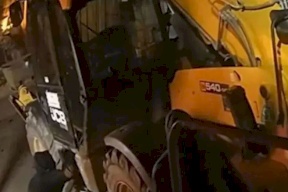 بالفيديو.. عصابة تستخدم جرافة للإستيلاء على صراف آلي في بريطانيا