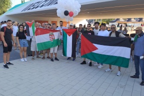 رغم الحرارة المرتفعة؛ اعلام، واهازيج، واعداد غفيرة من ابناء الجالية الفلسطينية تحتشد دعماً للاعب دويدار
