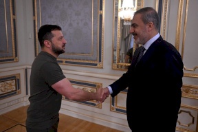 وزير خارجية تركيا يلتقي زيلينسكي في كييف