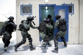 قوات القمع تقتحم قسم (13) في سجن "نفحة" وتُجري تفتيشات واسعة