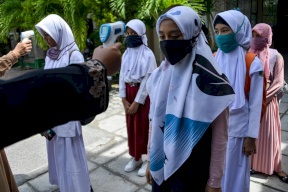 قص شعر 14 تلميذة اندونيسية بسبب عدم ارتداء الحجاب بشكل صحيح