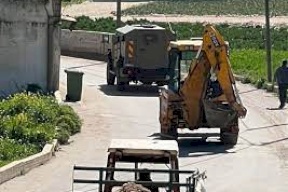 الاحتلال يستولي على خلاطة ومضخة باطون في قراوة بني حسان غرب سلفيت