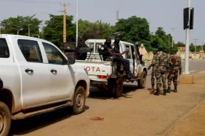 شرطة النيجر تواصل تطويق السفارة الفرنسية وباريس تحذر