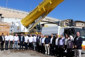 كهرباء القدس تستلم "رافعة " جديدة قادرة على حمل 230 طناً من شركة ليبر الألمانية (صور)