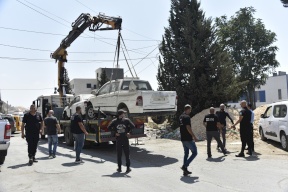 بلدية رام الله والشرطة تباشران حملة إزالة المركبات التالفة (صور)