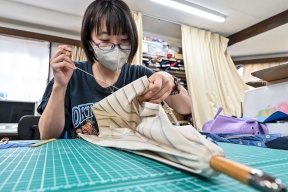الاحترار المناخي جعل الزبائن ينهمرون على أحد آخر متاجر المظلات اليدوية الصنع في طوكيو