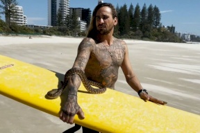 تغريم رجل أسترالي 1500 دولار لركوبه الأمواج مع ثعبانه