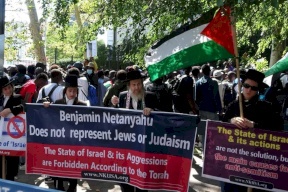 حاخامات يهود يتظاهرون في نيويورك احتجاجاً على لقاء نتنياهو ببايدن