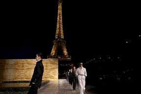 أوليفييه روستان يسرق الأضواء بعرض باريسي لتشكيلة "بالمان" رغم السطو عليها