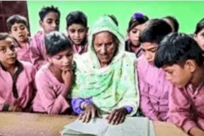 هندية تحقق حلمها بتعلم القراءة والكتابة في سن 92 عاما