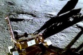 وكالة الفضاء الهندية "غير قلقة" من احتمال إنهاء الروبوت الجوال مهمته القمرية