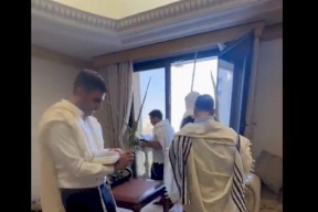 وزير الاتصالات الإسرائيلي يؤدي طقوساً تلمودية في الرياض (فيديو)
