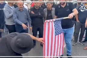 فيديو- حرق العلم الأميركي خلال مسيرة دعم لغزة في رام الله