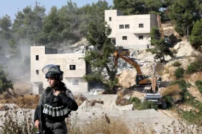 الاحتلال يهدم منزلا ويعتقل 7 مواطنين في مخيم الجلزون 